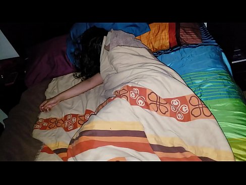 ❤️ Nevlastní syn buzeruje svou mladou nevlastní matku, zatímco ona spí. ❤️ Sex u nás ❤